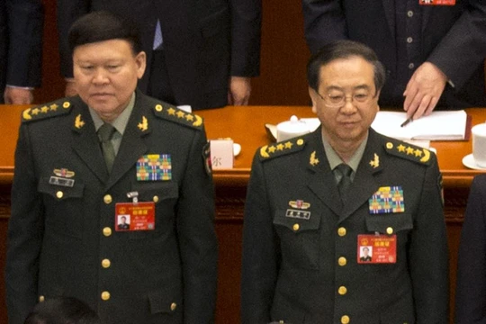 Trương Dương (trái) và Phòng Phong Huy cùng bị xử lý khai trừ đảng tịch, tước quân tịch bãi bỏ lon Thượng tướng.