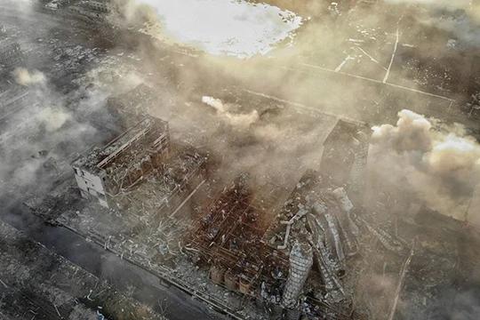 Quang cảnh đổ nát tại hiện trường vụ nổ với chiếc hố sâu hoắm giữa nhà máy