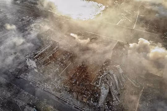 Quang cảnh đổ nát tại hiện trường vụ nổ với chiếc hố sâu hoắm giữa nhà máy