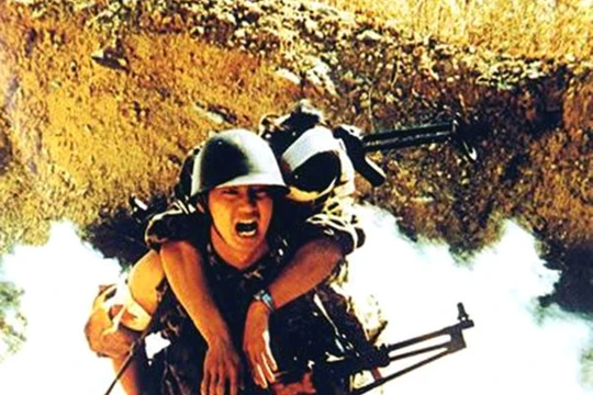 Lính Trung Quốc bị thương cõng nhau chạy trốn. Ảnh tư liệu Trung Quốc.