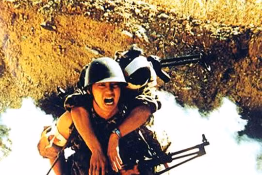 Lính Trung Quốc bị thương cõng nhau chạy trốn. Ảnh tư liệu Trung Quốc.