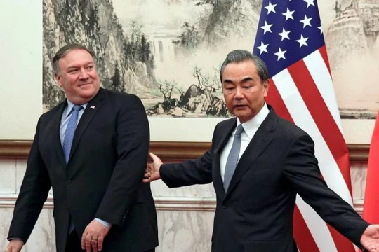 Hình ảnh thể hiện sự giá lạnh giữa hai vị đứng đầu ngành ngoại giao Trung Quốc và Mỹ.