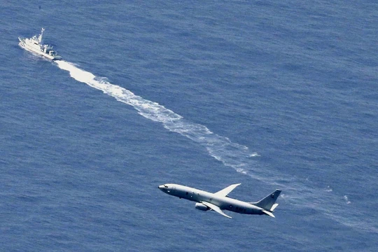 Các máy bay và hạm tàu của Mỹ, Nhật tìm kiếm chiếc máy bay bị rơi và ngăn cản nước khác tìm kiếm, trục vớt chiếc F-35A bị rơi