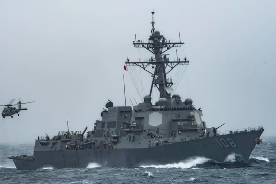 Khu trục hạm mang tên lửa dẫn đường “Wayne E. Meyer” lần thứ hai tiến hành tuần tra, áp sát các đảo thuộc chủ quyền Việt Nam hiện Trung Quốc chiếm đóng trái phép trên Biển Đông.