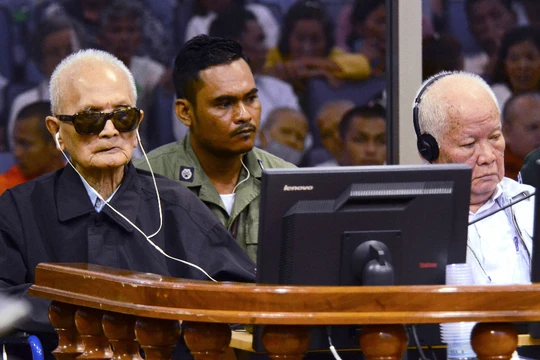 Hai đồ tể Ta Mok và Khieu Shamphan bị tòa án quốc tế xét xử về tội diệt chủng