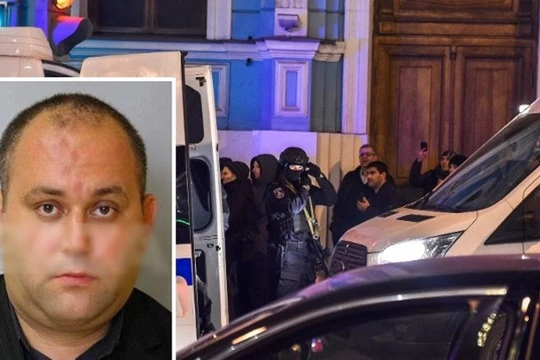 Kẻ khủng bố Yevgeny Manyurov và lực lượng an ninh có mặt tại hiện trường. Ảnh: Đông Phương.