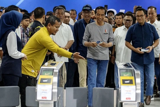 Tổng thống Widodo đến thị sát công trình tàu điện ngầm đầu tiên ở Indonesia do Nhật giúp xây dựng.