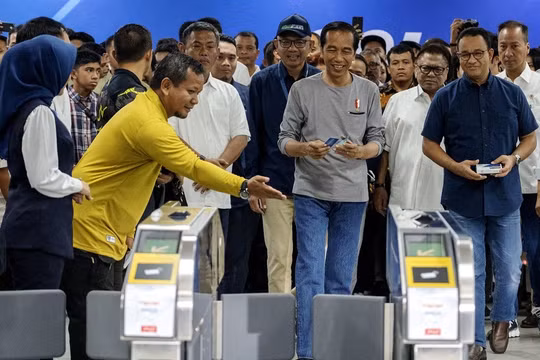 Tổng thống Widodo đến thị sát công trình tàu điện ngầm đầu tiên ở Indonesia do Nhật giúp xây dựng.