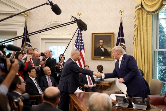 Trong khi ông Donald Trump đánh giá cao thỏa thuận thương mại giai đoạn một với Trung Quốc thì giới nghiên cứu lại cho rằng đây chỉ là "hiệp nghị ngừng bắn tạm thời" và đàm phán có thể tan vỡ bất cứ lúc nào