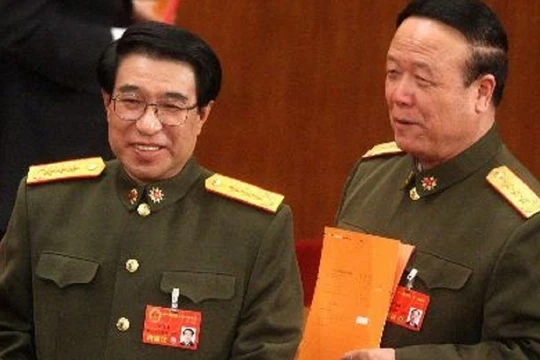 Sau khi hai cựu Phó chủ tịch Quân ủy Từ Tài Hậu (trái) và Quách Bá Hùng bị hạ gục, đã có hàng trăm tướng quân đội Trung Quốc bị quật ngã trong chiến dịch "đả Hổ"