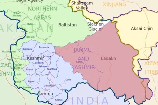 Từ ngày 31/10, chính phủ Ấn Độ quyết định phân chia bang Jammu & Kashmir thành hai vùng lãnh thổ trực thuộc chính phủ liên bang (màu Tím và Xanh tím) đã gây nên khẩu chiến ngoại giao giữa Ấn Độ và Trung Quốc.