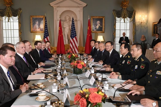 Cuộc đối thoại đề cập đến các vấn đề Triều Tiên, hạt nhân của Iran, Đài Loan, Biển Đông, nhân quyền của người Duy Ngô Nhĩ Tân Cương, quan hệ mậu dịch Mỹ - Trung và việc chuẩn bị cho cuộc gặp gỡ giữa hai lãnh đạo Donald Trump – Tập Cận Bình bên lề Hội nghị