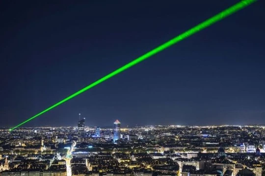 Trung Quốc đã triển khai hệ thống vũ khí laser trên mặt đất và trên tàu để phòng thủ chống tên lửa. Ảnh: Creaders