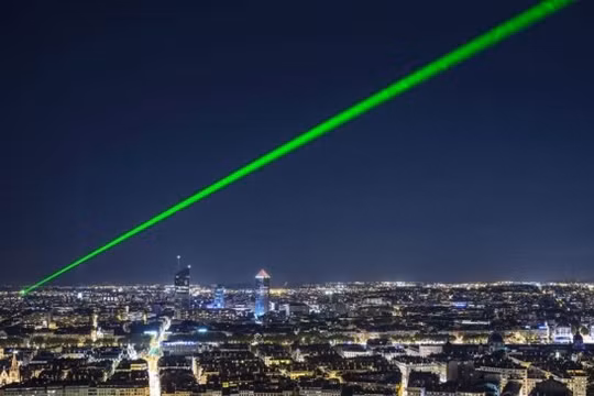 Trung Quốc đã triển khai hệ thống vũ khí laser trên mặt đất và trên tàu để phòng thủ chống tên lửa. Ảnh: Creaders