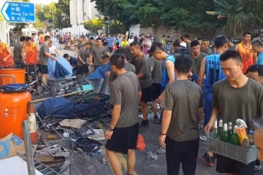 Sự kiện lực lượng PLA đồn trú ở Hồng Kông ra phố dọn dẹp đã gây nên nhiều ý kiến bàn tán và đồn đoán khác nhau.