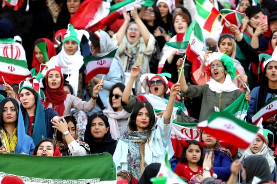 Lần đầu tiên sau 40 năm, hơn 3.500 nữ cổ động viên Iran đã được phép vào sân xem thi đấu môn bóng đá nam. Ảnh: VCG/Đa Chiều