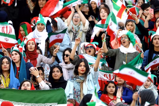 Lần đầu tiên sau 40 năm, hơn 3.500 nữ cổ động viên Iran đã được phép vào sân xem thi đấu môn bóng đá nam. Ảnh: VCG/Đa Chiều