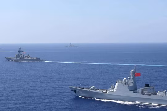 Tàu chiến Trung Quốc bám đuôi khi tàu chiến Mỹ thực thi hành động "tự do hàng hải" trên Biển Đông 