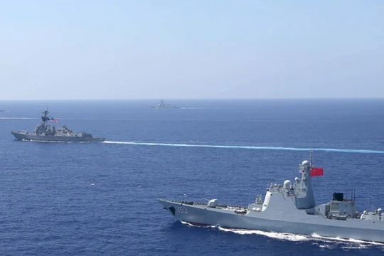 Tàu chiến Trung Quốc bám đuôi khi tàu chiến Mỹ thực thi hành động "tự do hàng hải" trên Biển Đông 