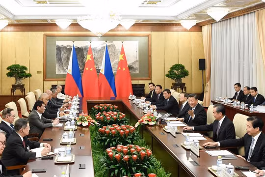 Hai ông Duterte và Tập Cận Bình hội đàm tối 29/8 tại Nhà khách quốc gia Điếu Ngư Đài. (Ảnh: Tân Hoa xã)