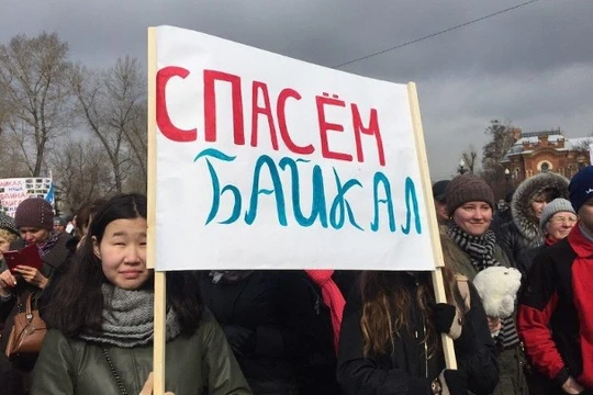 Người biểu tình chống xây dựng các nhà máy đóng chai nước, bảo vệ hồ Baikal.