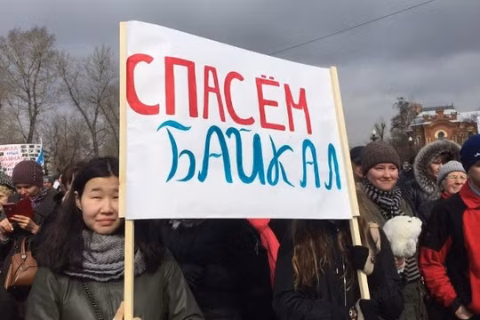 Người biểu tình chống xây dựng các nhà máy đóng chai nước, bảo vệ hồ Baikal.