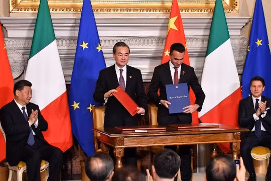 Lễ ký kết Biên bản ghi nhớ về việc Italy gia nhập dự án “Vành đai, con đường” của Trung Quốc dưới sự chứng kiến của hai ông Tập Cận Bình và Giuseppe Conte.