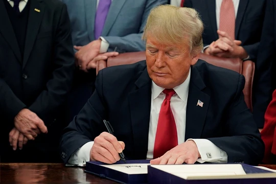 Ông Donald Trump ký Đạo luật sáng kiến tái bảo đảm Châu Á với cam kết: Mỹ sẽ tiếp tục định kỳ bán vũ khí phòng ngự cho Đài Loan để đối phó lại sự uy hiếp từ Trung Quốc Đại Lục.