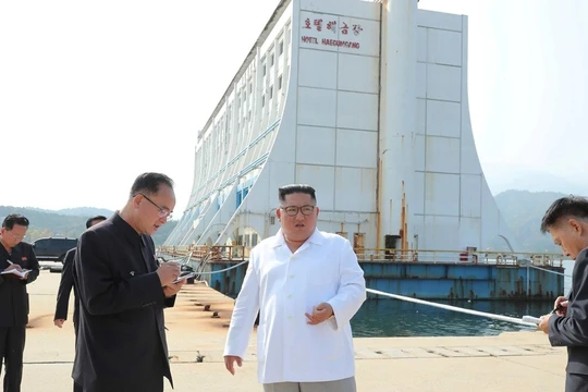 Nhà lãnh đạo Kim Jong-un tới kiểm tra Khu du lịch núi Kumgang nằm gần biên giới Triều Tiên - Hàn Quốc ngày 23/10.