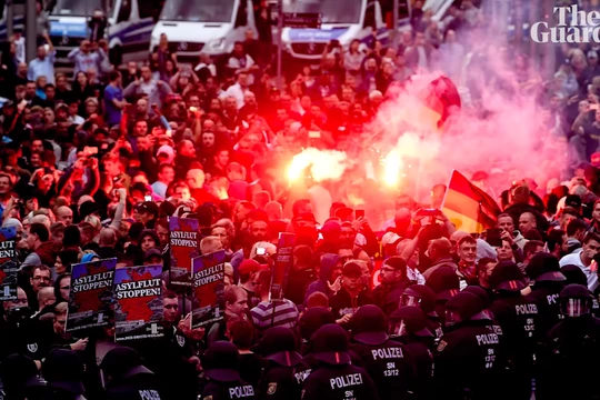 Xung đột giữa cảnh sát và các phần tử cánh Hữu gây rối chống người nhập cư