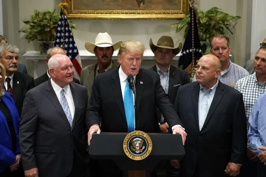 Tổng thống Donald Trump chiều 23.5 tuyên bố kế hoạch hỗ trợ thêm 16 tỷ USD cho nông dân Mỹ tại Nhà Trắng. Người bên trái ông Trump trong ảnh là Bộ trưởng Bộ Nông nghiệp Mỹ Sonny Perdue.