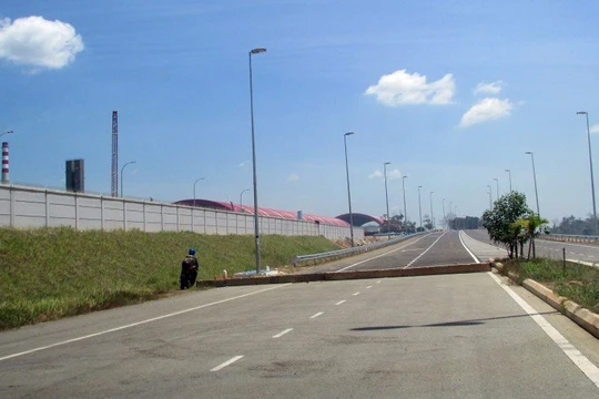 Bức "Trường thành Trung Quốc dài 9km bao quanh nhà máy thép của Trung Quốc cấm mọi quan chức và dân chúng Malaysia vào trong