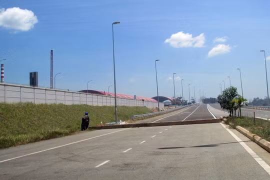 Bức "Trường thành Trung Quốc dài 9km bao quanh nhà máy thép của Trung Quốc cấm mọi quan chức và dân chúng Malaysia vào trong