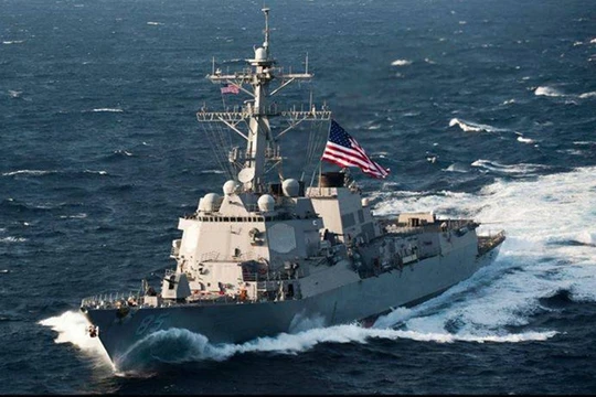Khu trục hạm mang tên lửa đạn đạo USS McCampbell.