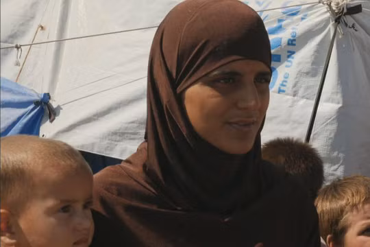 Việc Thủ tướng Anh Boris Johnson có kế hoạch bí mật đón vợ con các phần tử khủng bố IS về nước đã gây nên lo ngại và bất đồng trong chính phủ. Ảnh: nữ khủng bố Tooba Gonda và những đứa trẻ có cha là phần tử IS.