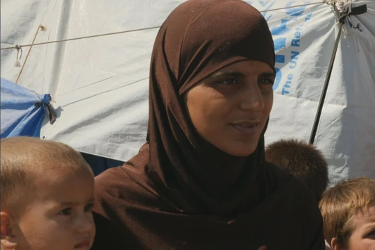 Việc Thủ tướng Anh Boris Johnson có kế hoạch bí mật đón vợ con các phần tử khủng bố IS về nước đã gây nên lo ngại và bất đồng trong chính phủ. Ảnh: nữ khủng bố Tooba Gonda và những đứa trẻ có cha là phần tử IS.