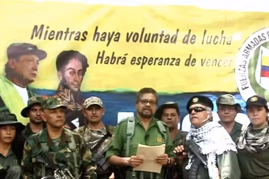 Hai cựu thành viên ban lãnh đạo FARC tuyên bố tổ chức lại lực lượng vũ trang để tiếp tục chiến đấu chống chính phủ Colombia, tiến trình hòa bình ở Colombia có nguy cơ tan vỡ. (Ảnh: VCG - Đa Chiều)