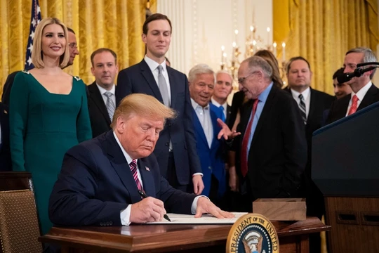 Tổng thống Donald Trump đã ký Hiệp định thương mại Mỹ - Trung giai đoạn đầu. Ảnh: AP/Đa Chiều.