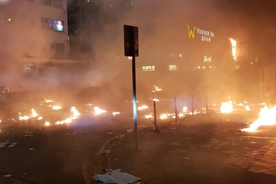 Đường Nathan ở Yau Ma Tei đêm 18/11 lửa cháy ngút trời. Ảnh: Đông Phương.