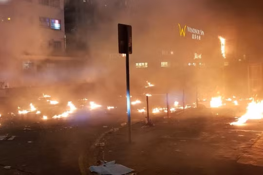 Đường Nathan ở Yau Ma Tei đêm 18/11 lửa cháy ngút trời. Ảnh: Đông Phương.