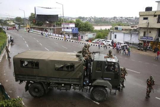 Quân đội Ấn Độ tiến vào phong tỏa đường phố Kashmir