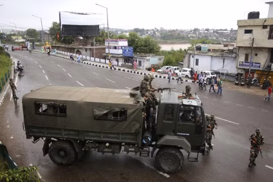 Quân đội Ấn Độ tiến vào phong tỏa đường phố Kashmir