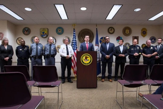 Công tố viên G. Zachary Terwilliger (giữa) thông báo về vụ án bắt giữ 30 kg Fetannyl có nguồn gốc Trung Quốc vận chuyển vào Mỹ. Ảnh: AP