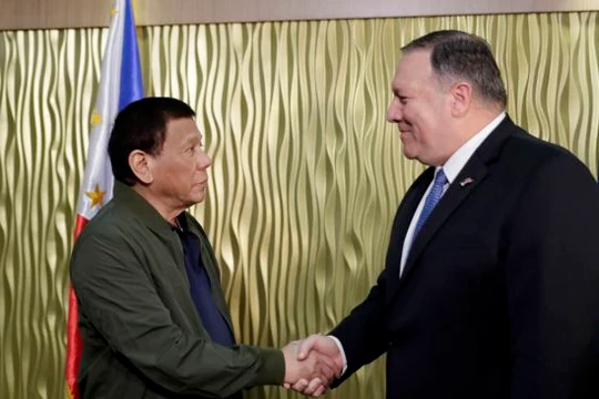Ngoại trưởng Mỹ Mike Pompeo hung thăm Philippines đầu tháng 3 đã khẳng định Hiệp ước phòng thủ chung Mỹ - Philippines có thể áp dụng để bảo vệ tàu thuyền, máy bay và đảo bãi của Philippines nếu bị nước khác tiến công