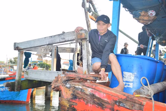 Tàu cá QNg90440TS của ngư dân Quảng Ngãi bị tàu Trung Quốc đâm va gây hư hỏng nặng ở vùng biển Hoàng Sa ngày 22.3.2018. Ảnh: báo Thanh Niên