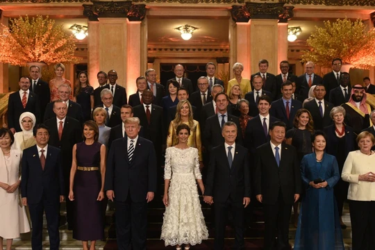 Các nhà lãnh đạo G20 cùng các phu nhân, phu quân chụp ảnh lưu niệm.