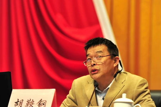 Giáo sư Hồ An Cương: Trung Quốc đã đuổi kịp và vượt qua nước Mỹ