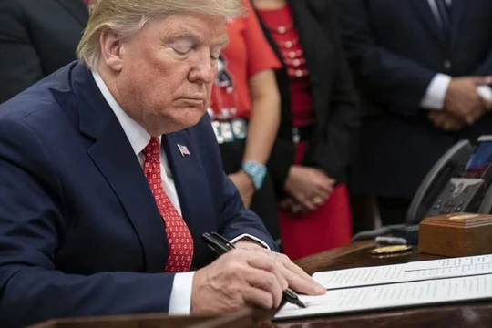 Ngày 27/11 theo giờ Washington, ông Trump đã ký phê chuẩn Đạo luật Dân chủ và Nhân quyền Hồng Kông và Luật Bảo vệ Hồng Kông bất chấp sự phản đối của Trung Quốc.