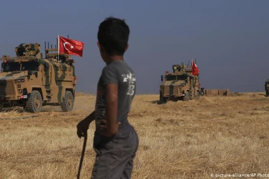 Ngày 8/10, quân đội Thổ Nhĩ Kỳ vượt biên giới vào miền Bắc Syria đánh chiếm khu vực do người Kurd kiểm soát. Ảnh: AP.