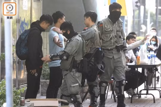 Sáng nay đã có khoảng 600 người biểu tình cố thủ trong trường Đại học Bách Khoa Hồng Kông ra đầu hàng cảnh sát. Ảnh: cảnh sát khám xét và đăng ký những người ra đầu hàng. Ảnh: Đông Phương.